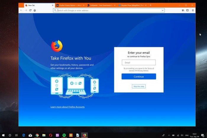 Mozilla今日面向所有支持的桌面平臺發(fā)布了Firefox 62正式版，雖然舊版本目前仍未開放升級通道，但心急的用戶可以前往服務(wù)器下載最新版本。新版Firefox強(qiáng)化了同步功能，允許用戶斷開服務(wù)移除收藏夾、訪問歷史、密碼、cookies和緩存等數(shù)據(jù)。   此外，在“漢堡”菜單中新增了追蹤保護(hù)的開關(guān)，在 開發(fā) 者工具中引入了三個面板的窗口查看器。對于普通用戶來說，最為重要的改進(jìn)是新標(biāo)簽的配置，自該版本開始新標(biāo)簽頁可以配置顯示熱門 網(wǎng)站 、高亮、Pocket數(shù)據(jù)，以及選擇多少行數(shù)據(jù)顯示等等。   新版本中最為實(shí)用的改進(jìn)是位于地址欄右側(cè)的“ Clear Site Data and Cookies”選項(xiàng)，能允許用戶為已經(jīng)加載的網(wǎng)站刪除數(shù)據(jù)。這意味著該頁面的數(shù)據(jù)能夠輕松刪除，而不需要清除整個瀏覽會話。